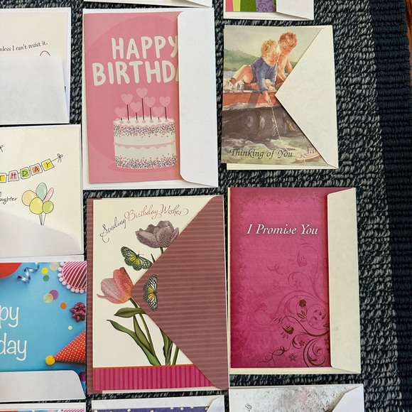 New 23 of different brand of cards with envelopes. - Picture 6 of 9